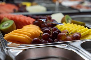 reichhaltiges Frühstücksbuffet mit Obstplatte